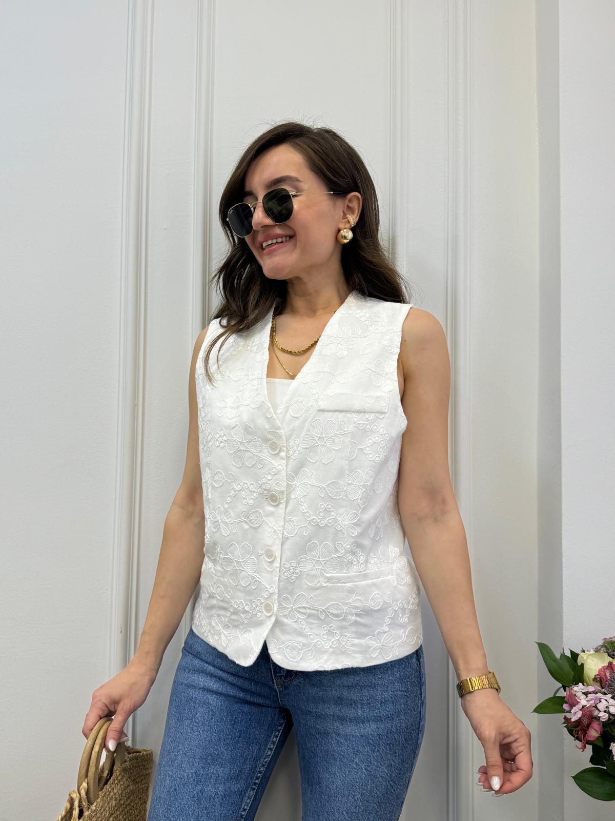 Beyaz Fisto İşlemeli Düğmeli Yelek 8906