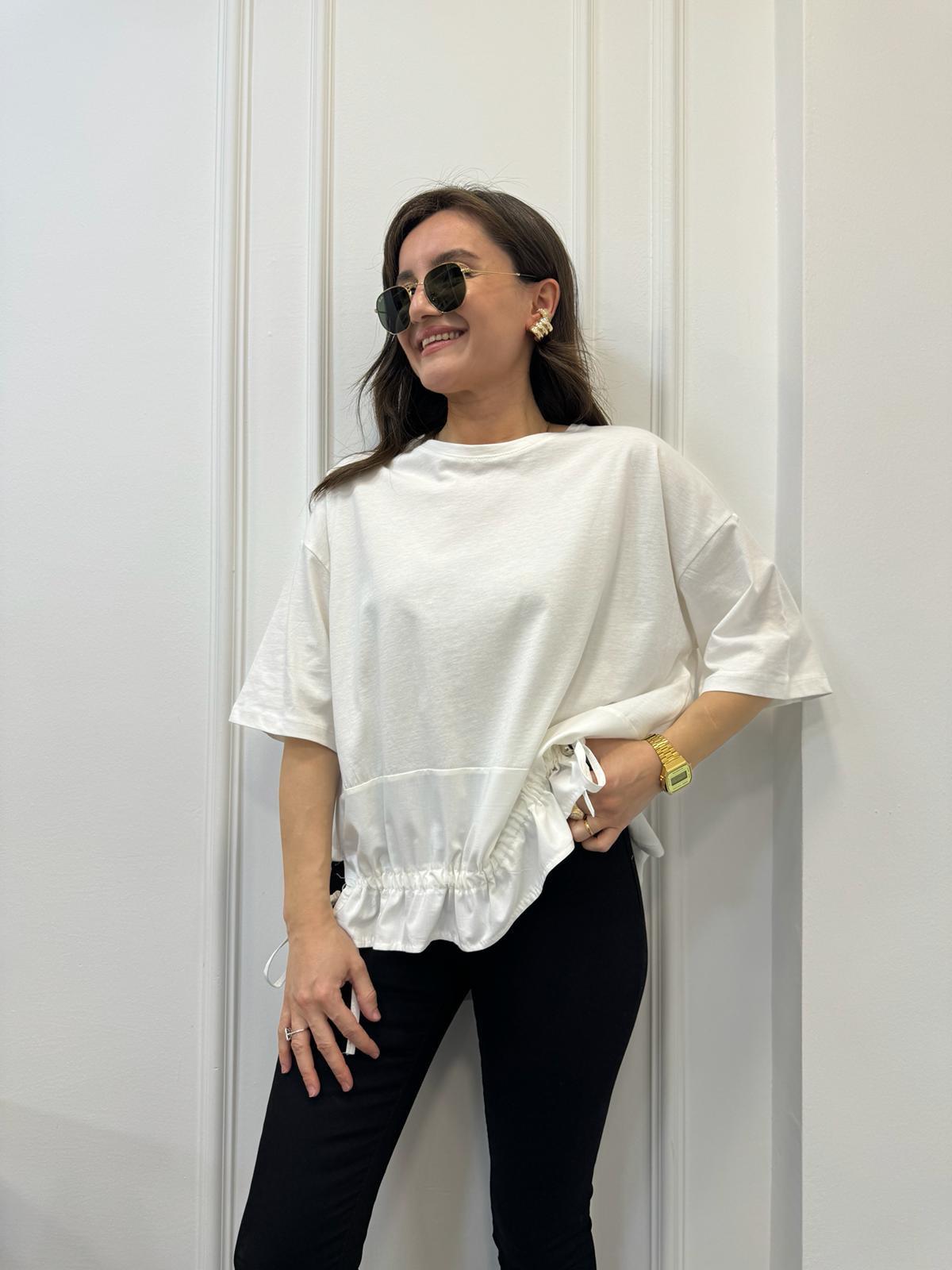 Beyaz Parlak Kumaş Detaylı Alttan Büzgülü Oversize Tişört 25742