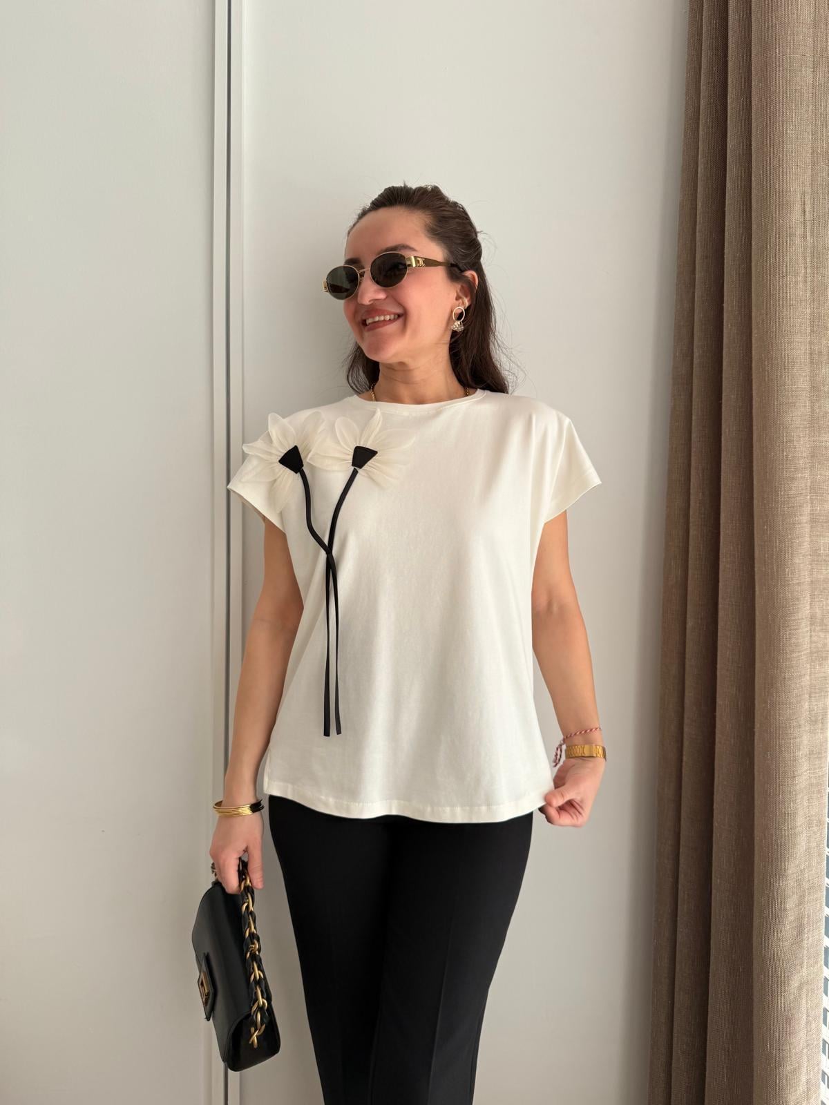 Ekru Kabartma Çiçek Detaylı Tshirt 24123