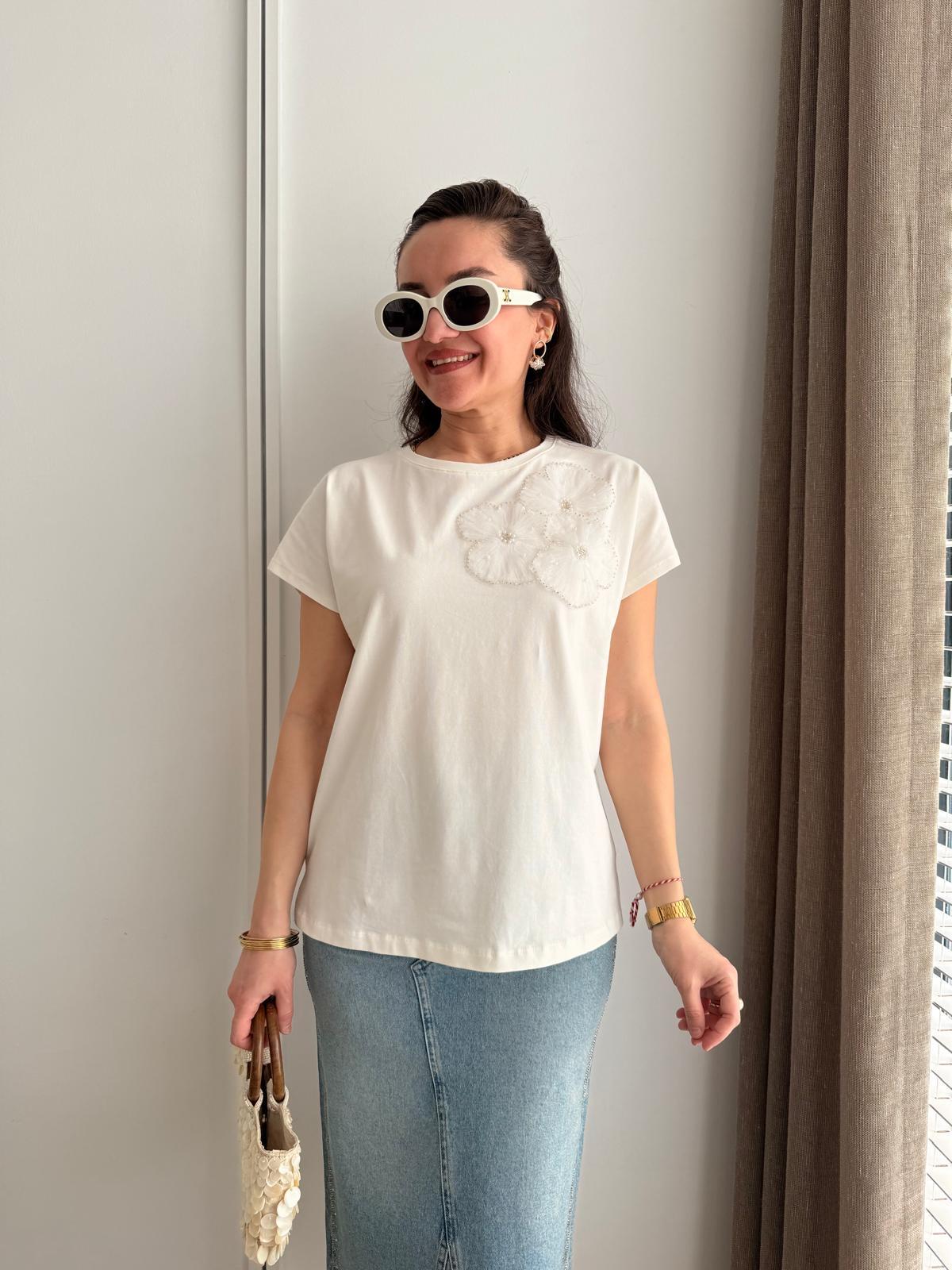Ekru Kabartma Gül Detaylı Tshirt 25024