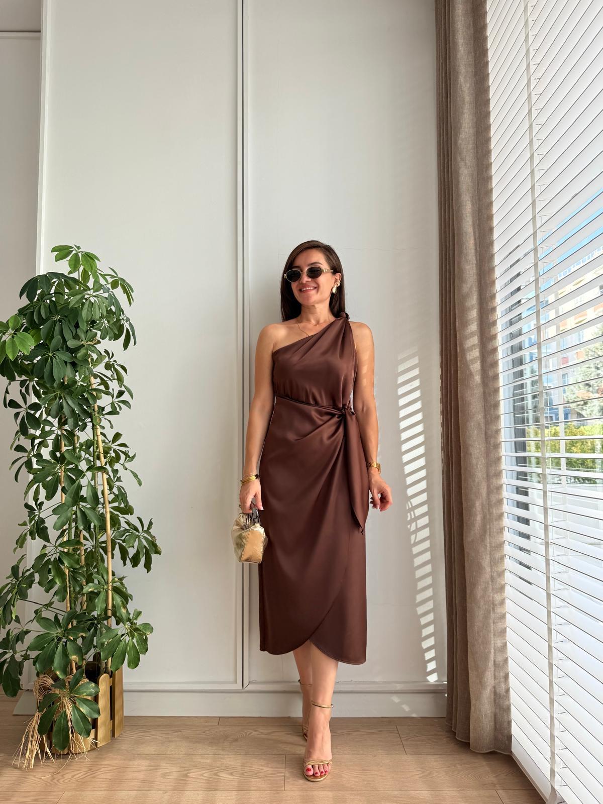 Kahve rengi Tek Omuz Bağlama Detaylı Saten Elbise 2120