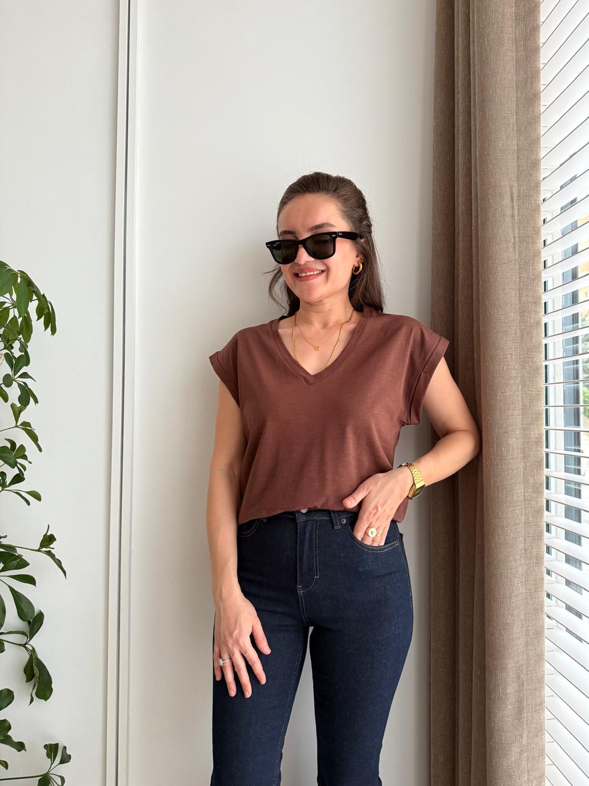 Kahve rengi V Yaka Arkası Nakışlı Tshirt 16708