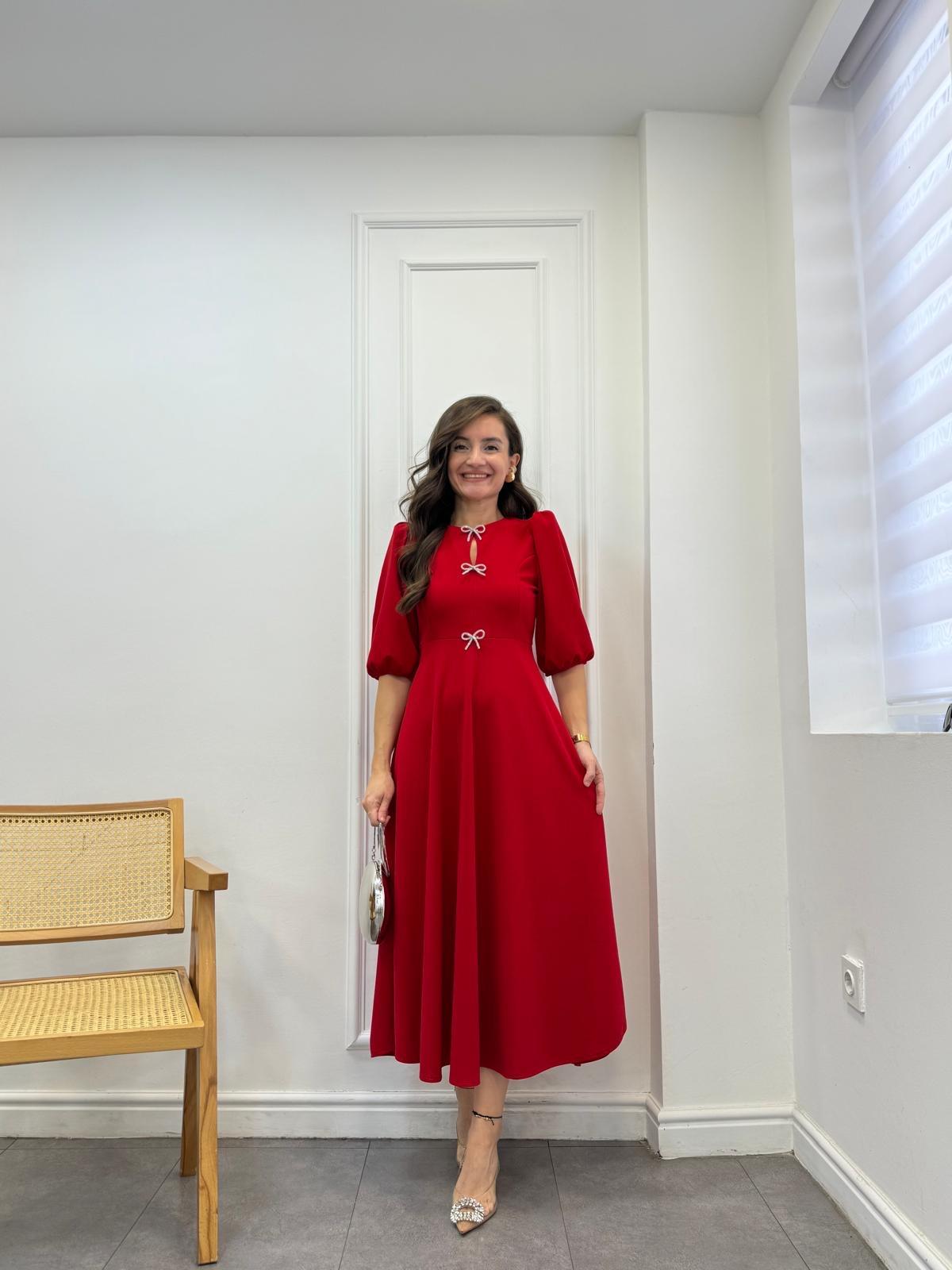 Kırmızı Broşlu Vatkalı Balon Kol Çan Elbise 3578