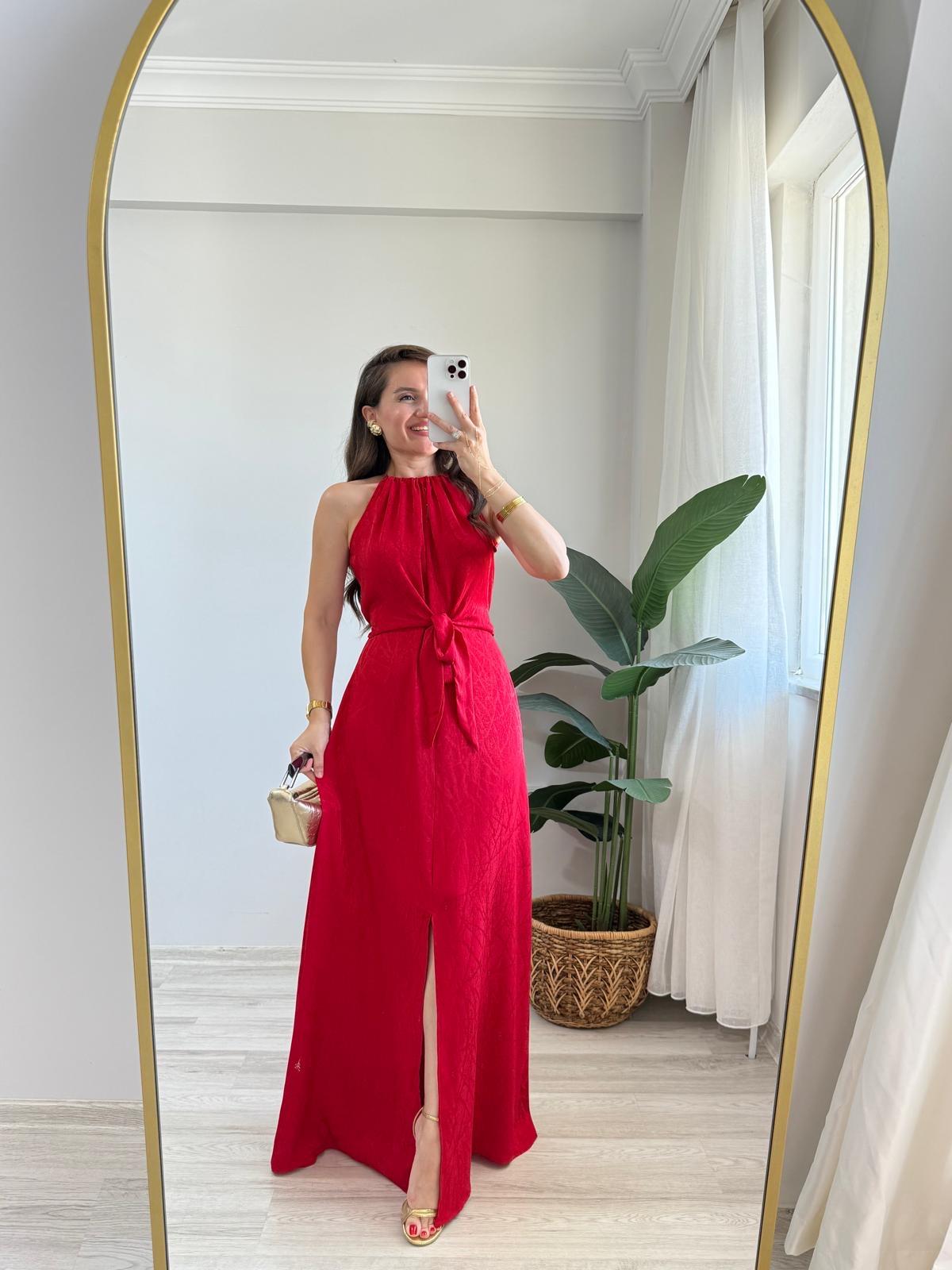 Kırmızı Halter Yaka Bağlama Detaylı Yırtmaçlı Jakar Elbise 251656