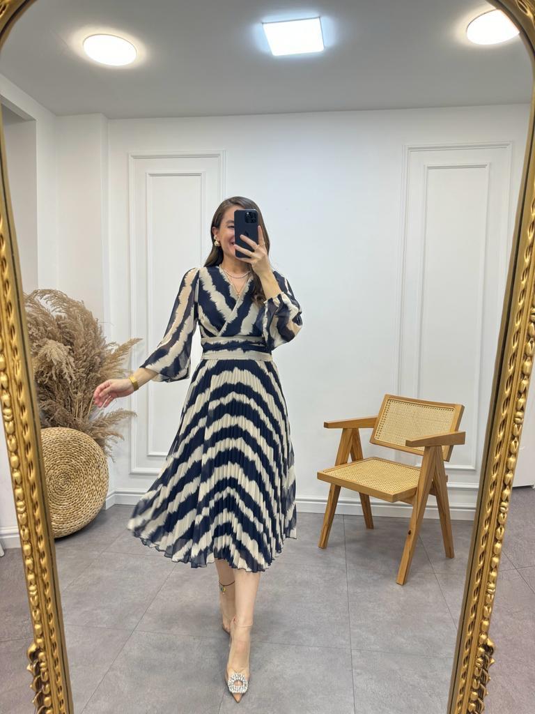 Lacivert Taş Dalga Desenli Piliseli Kruvaze Yaka Şifon Elbise 2159