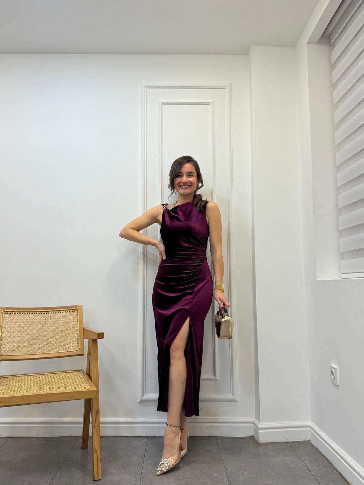 Mürdüm Asimetrik Yaka Omuz Detaylı Kadife Tasarım Elbise 35559