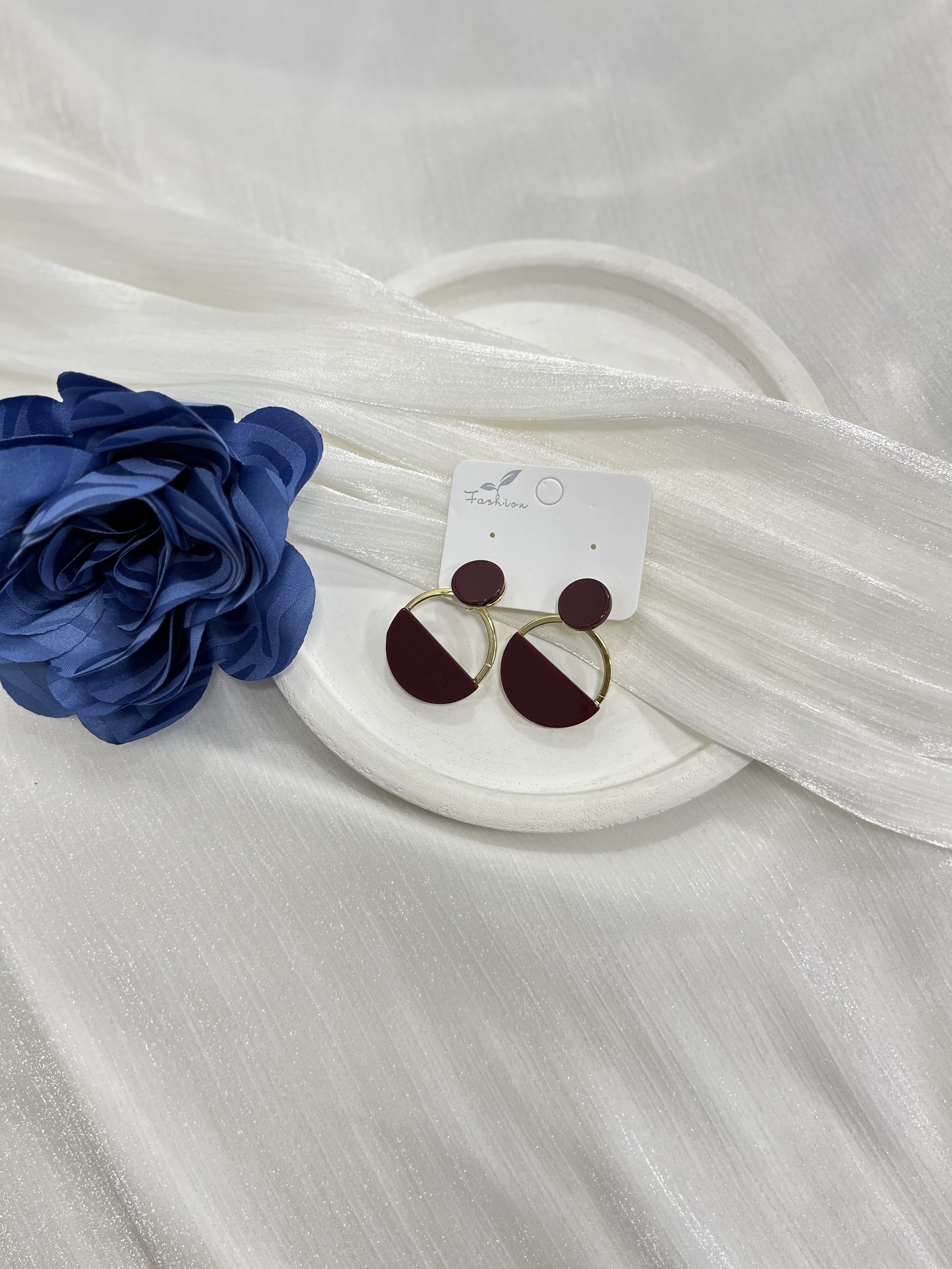Mürdüm Yarım Yuvarlak Detaylı Küpe KP38