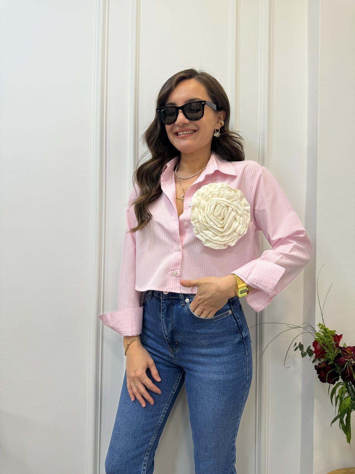 Pembe İnce Çizgili Ekru Çiçek Broş Detaylı Gömlek 70148
