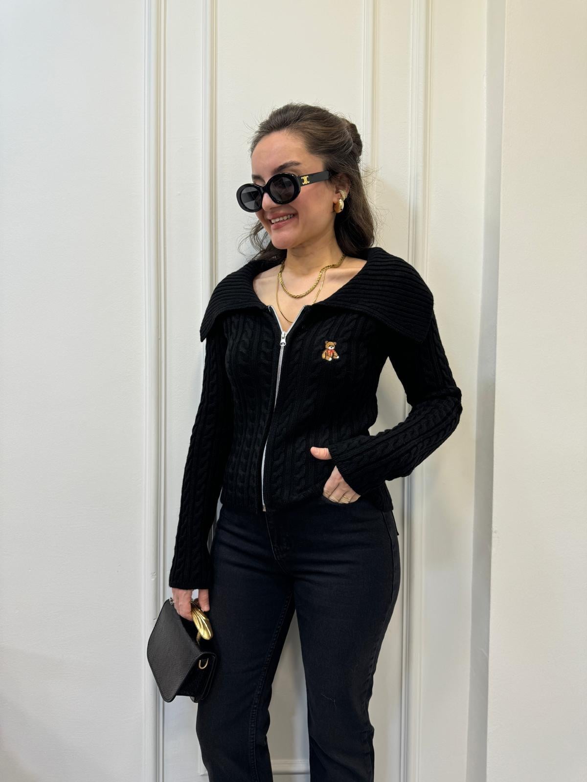 Siyah Bardot Yaka Ayıcık Nakışlı Fermuarlı Triko Hırka 241141