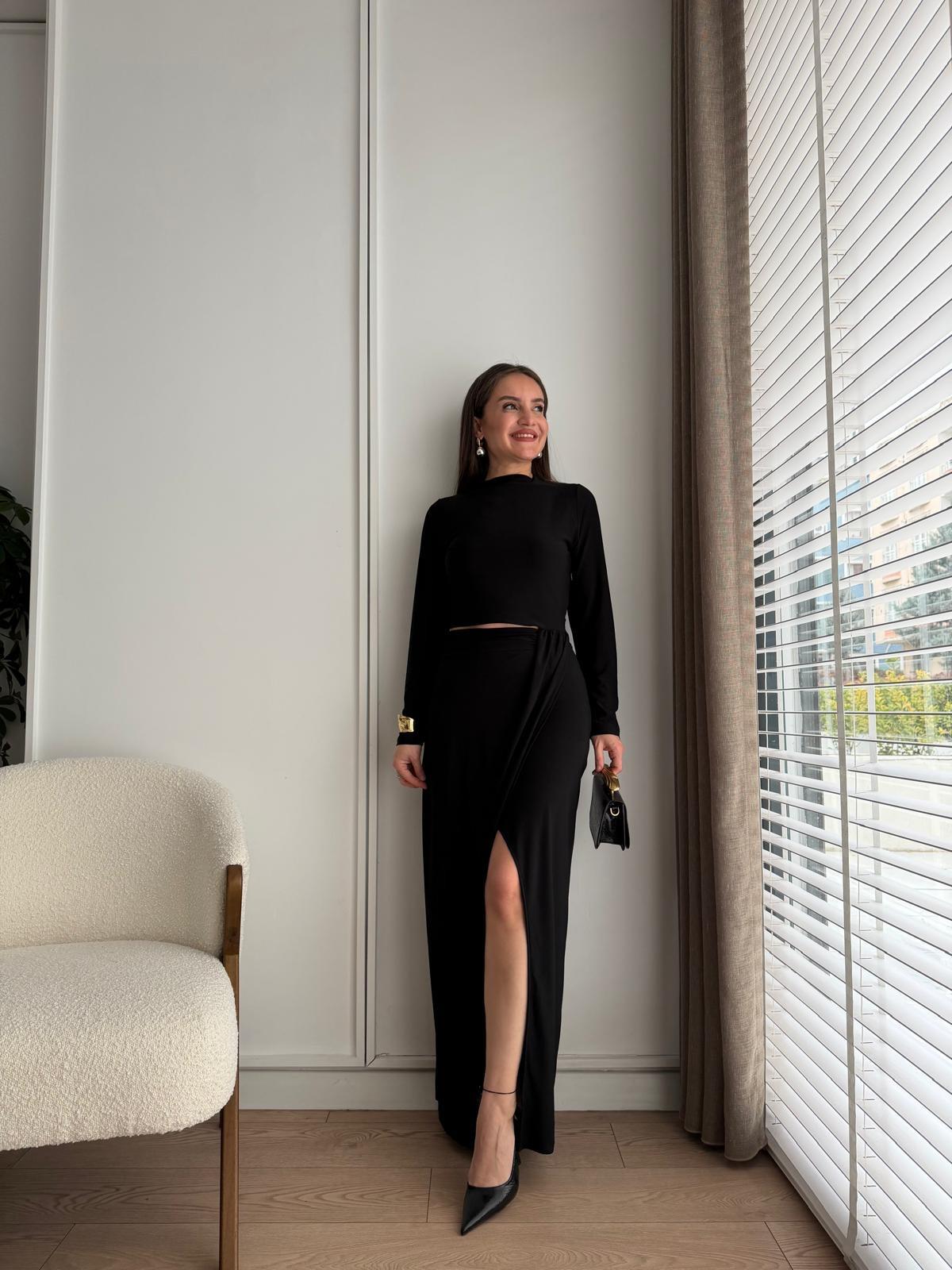 Siyah Bel Dekolte Detaylı Yırtmaçlı Elbise 112064