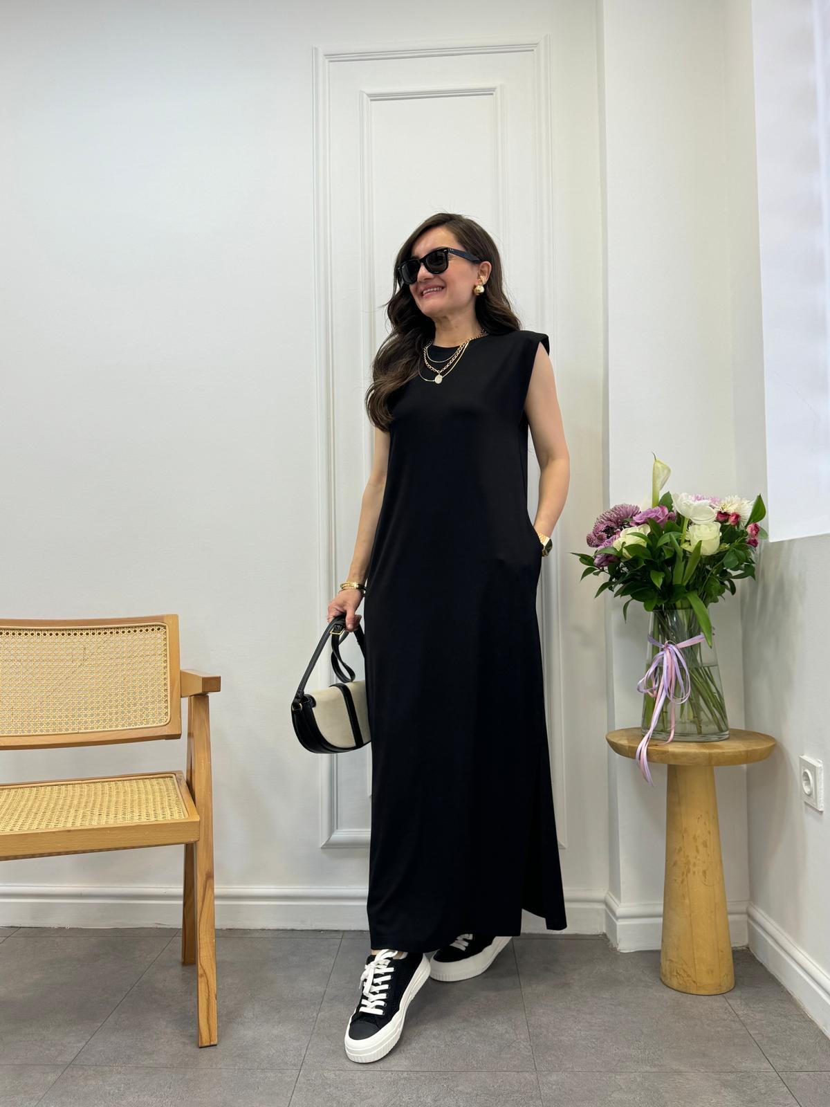 Siyah Bisiklet Yaka Omuz Vatkalı Yanı Yırtmaçlı Özel Dokulu Elbise 0404