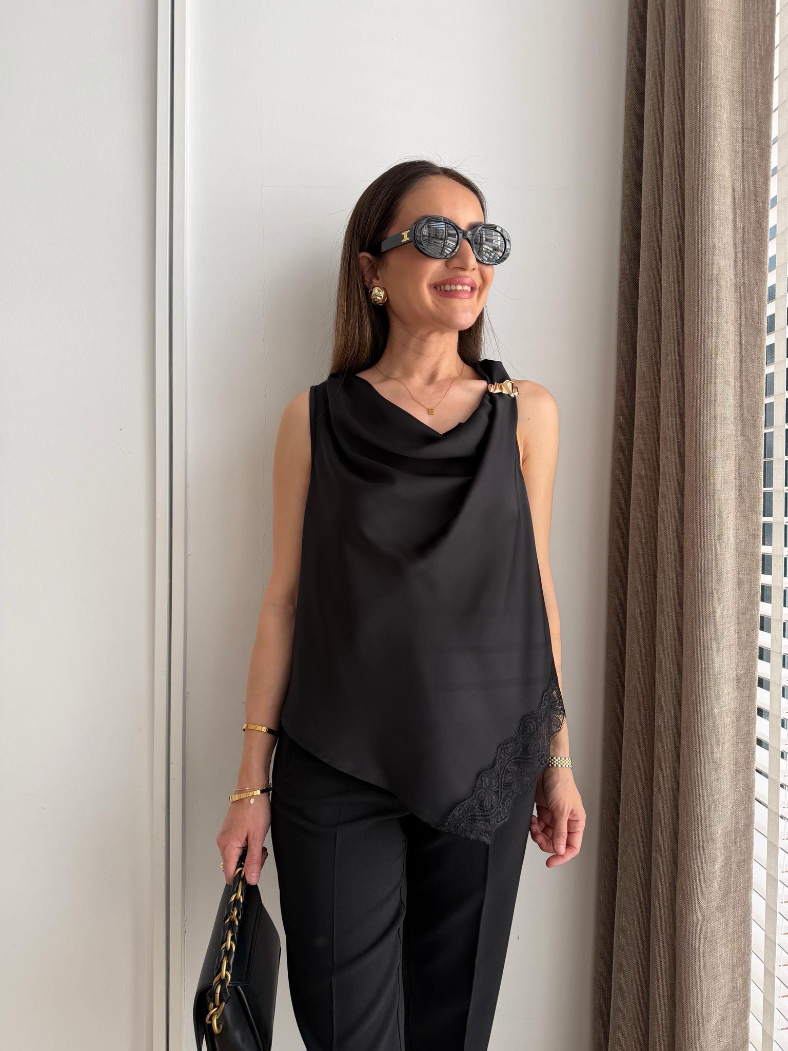 Siyah Degaje Yaka Dantel Detaylı Bluz 39351