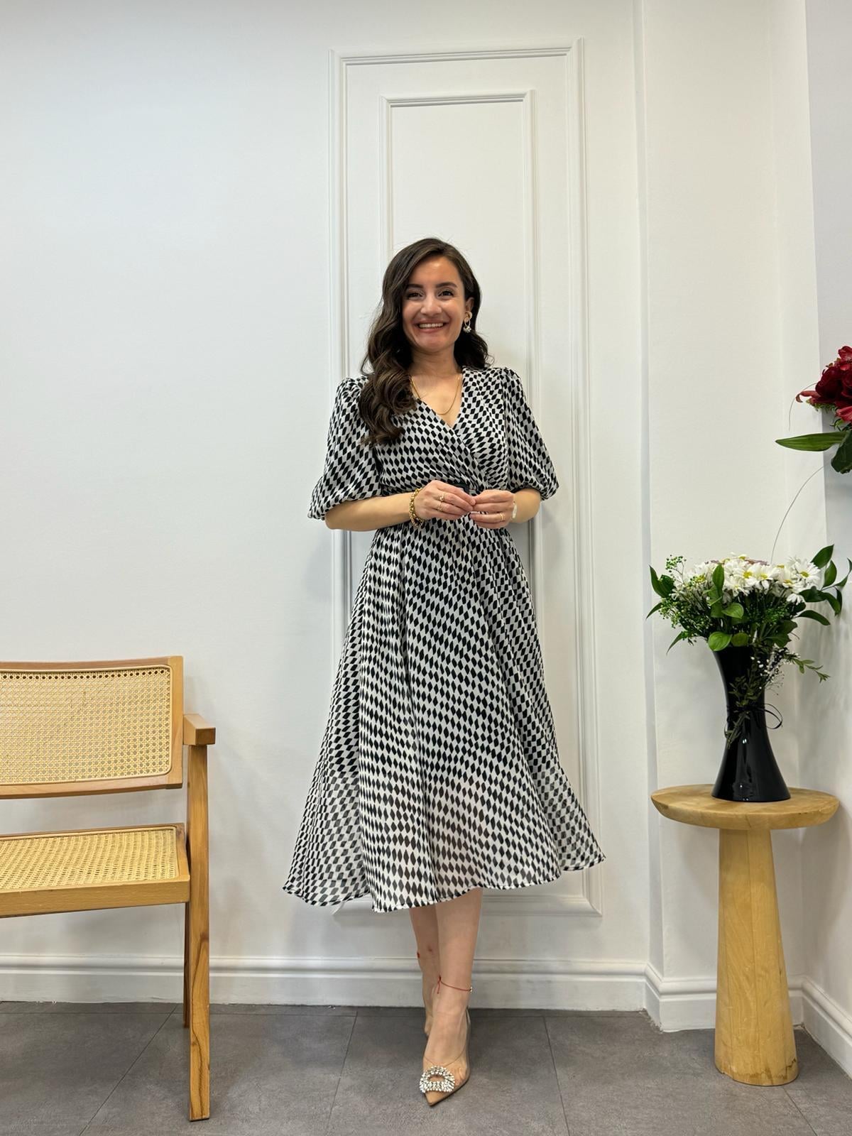 Siyah Ekru Desenli Beli Lastikli Balon Kol Detaylı Elbise 3179