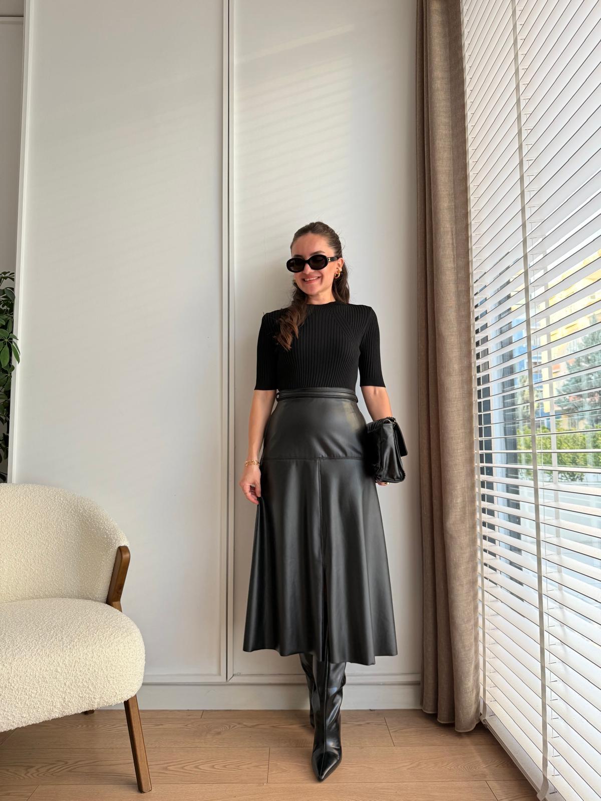 Siyah Eteği Deri Yırtmaçlı Triko Elbise 255345