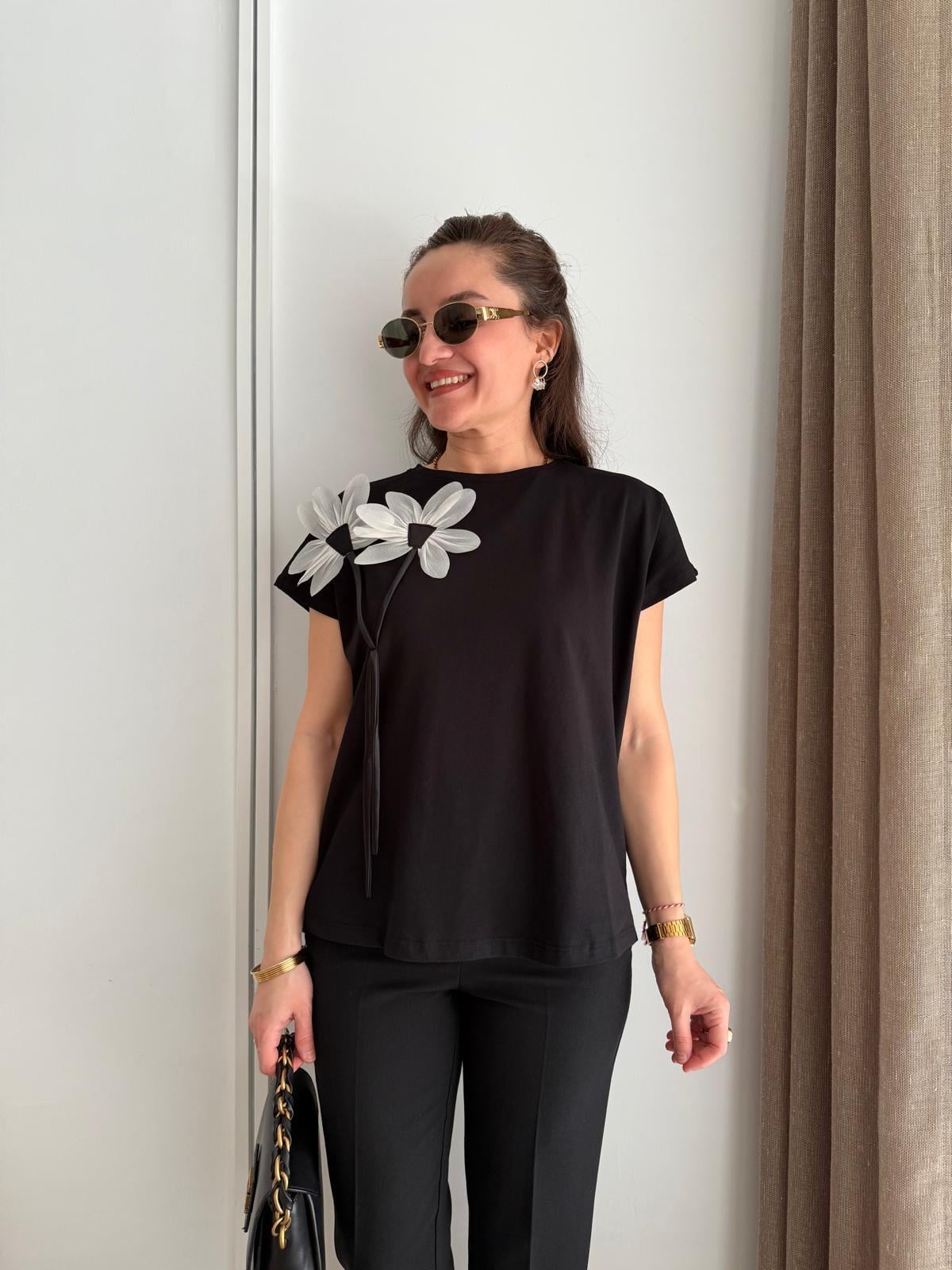 Siyah Kabartma Çiçek Detaylı Tshirt 24123