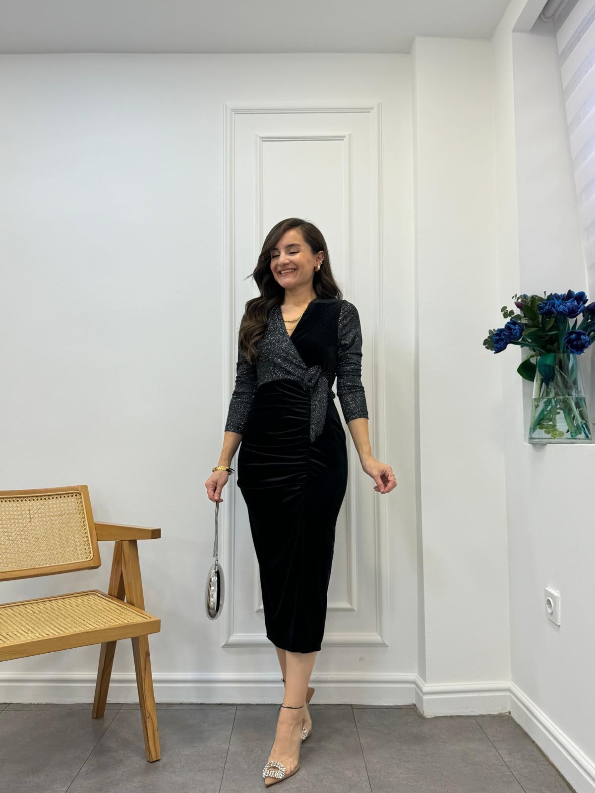 Siyah Kruvaze Yaka Simli Beli Düğüm Detaylı Kadife Elbise 3322