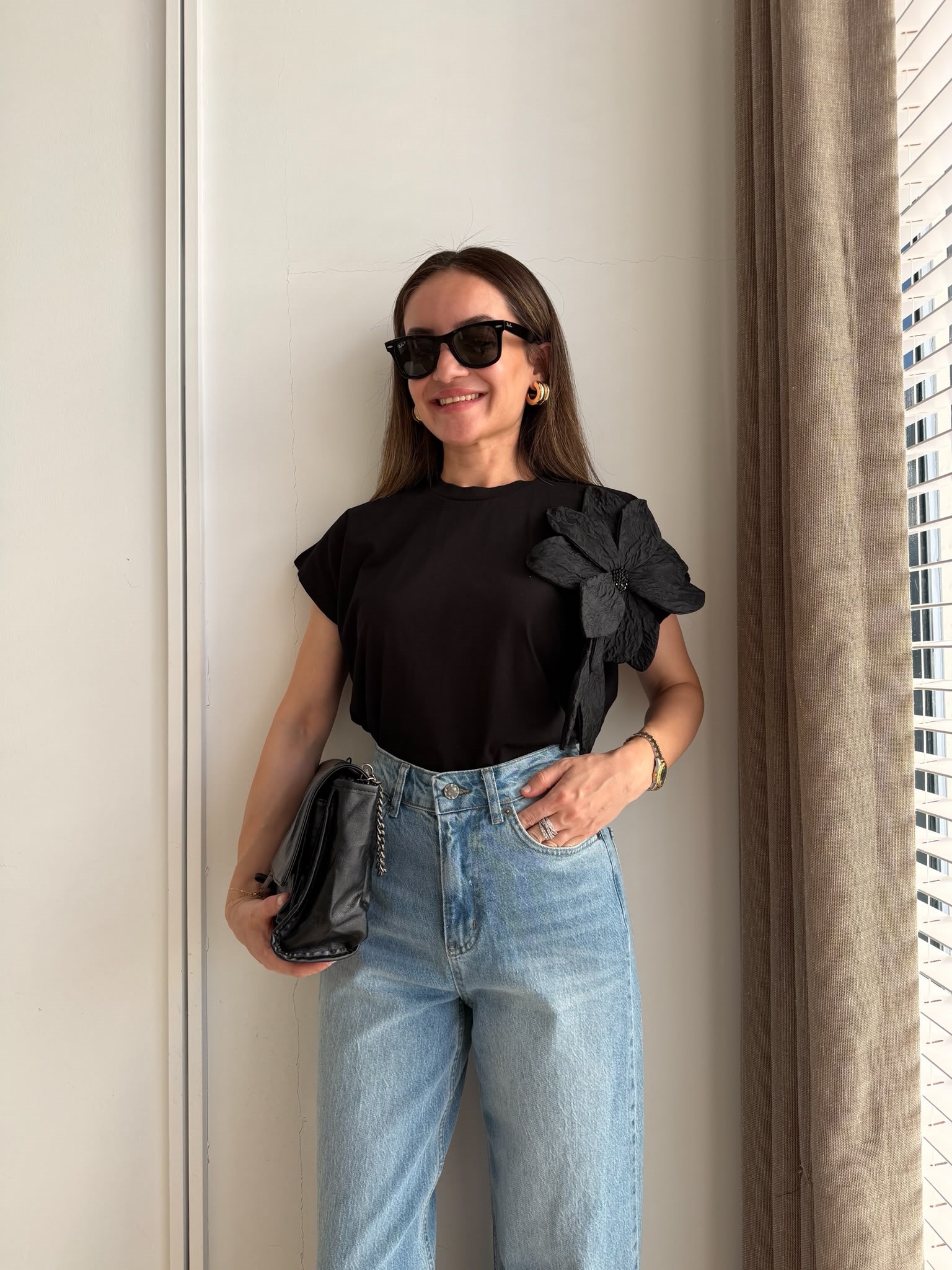 Siyah Omzu Çiçek Detaylı Tshirt 26077