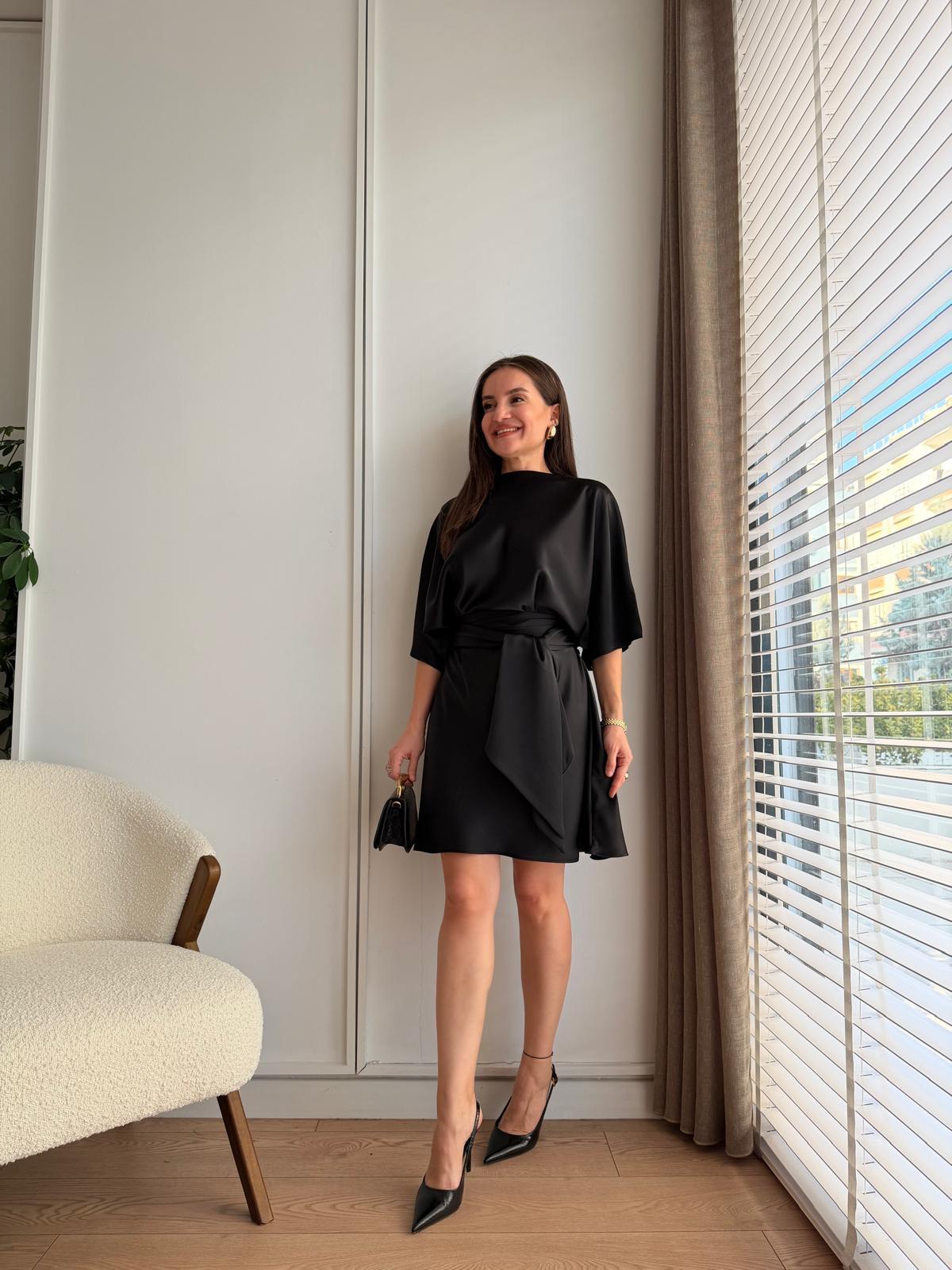 Siyah Premium Saten Kumaş Kuşaklı Elbise 10585