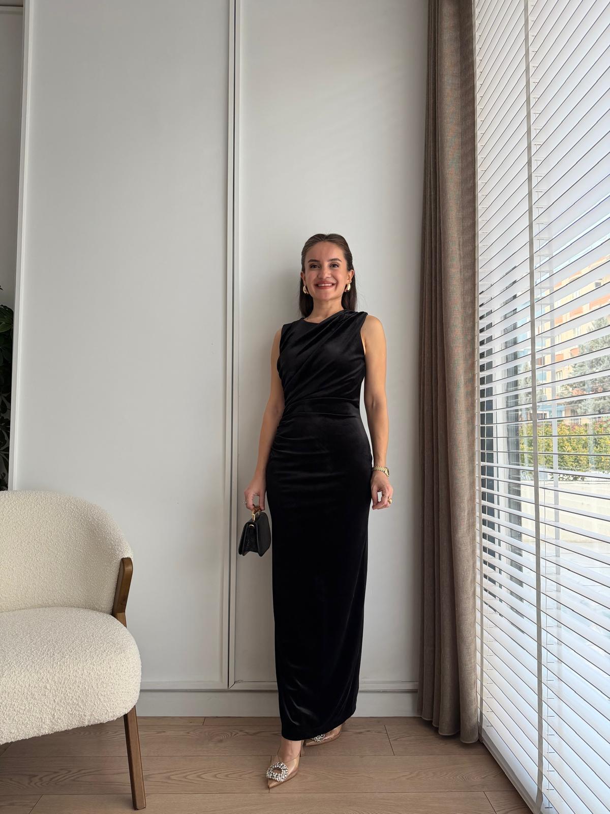 Siyah Sıfır Kol Drape Detaylı Kadife Elbise 0513