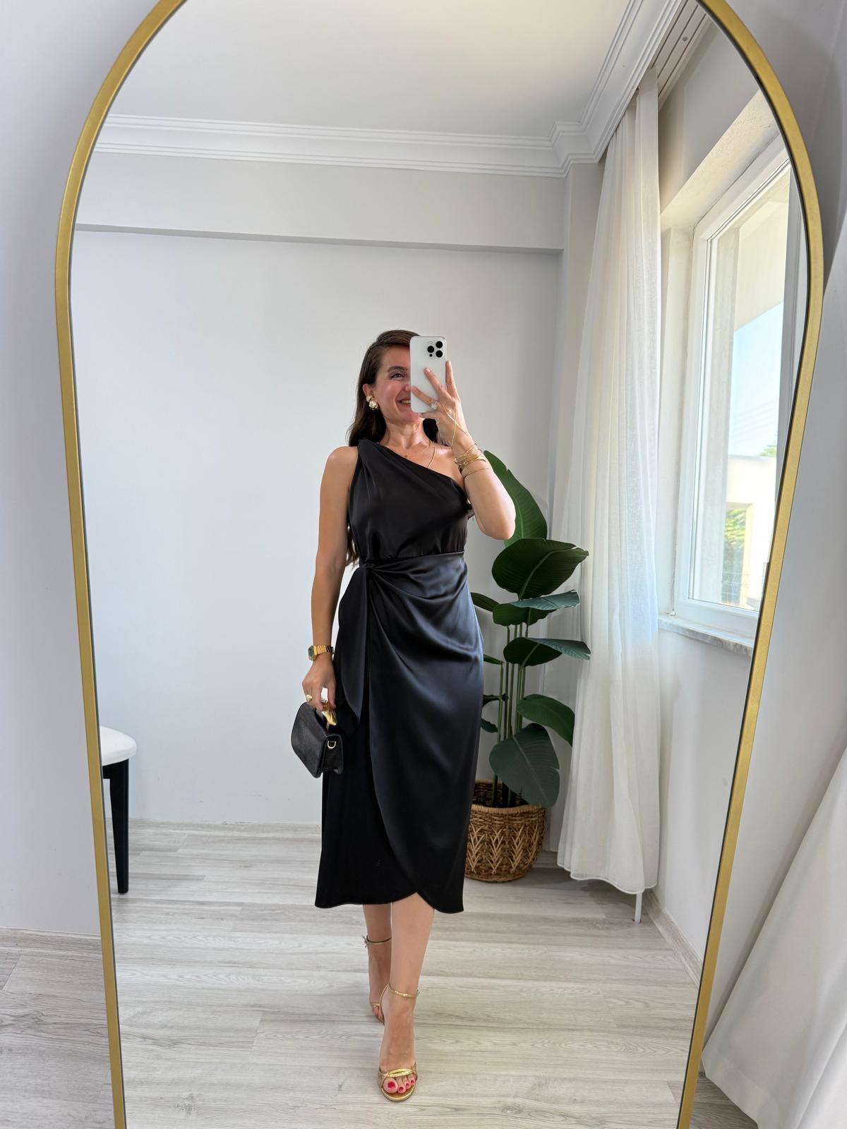 Siyah Tek Omuz Bağlama Detaylı Saten Elbise 2120