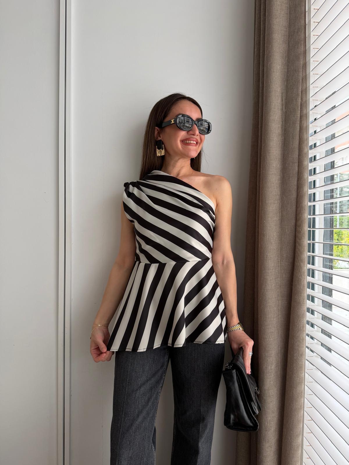 Siyah Tek Omuz Detaylı Asimetrik Bluz 5293