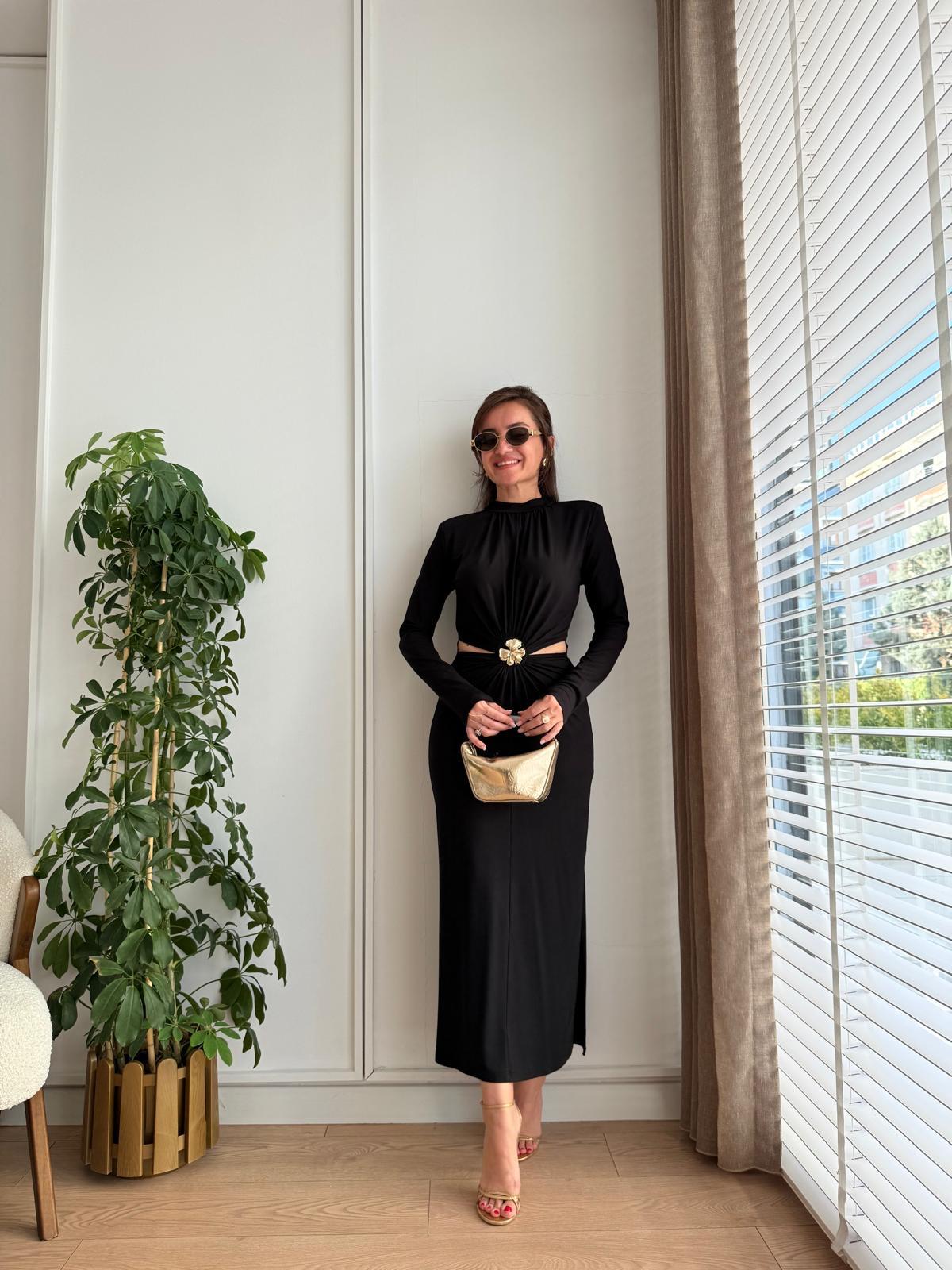 Siyah Vatkalı Bel Dekolte Detaylı Broşlu Elbise 9128