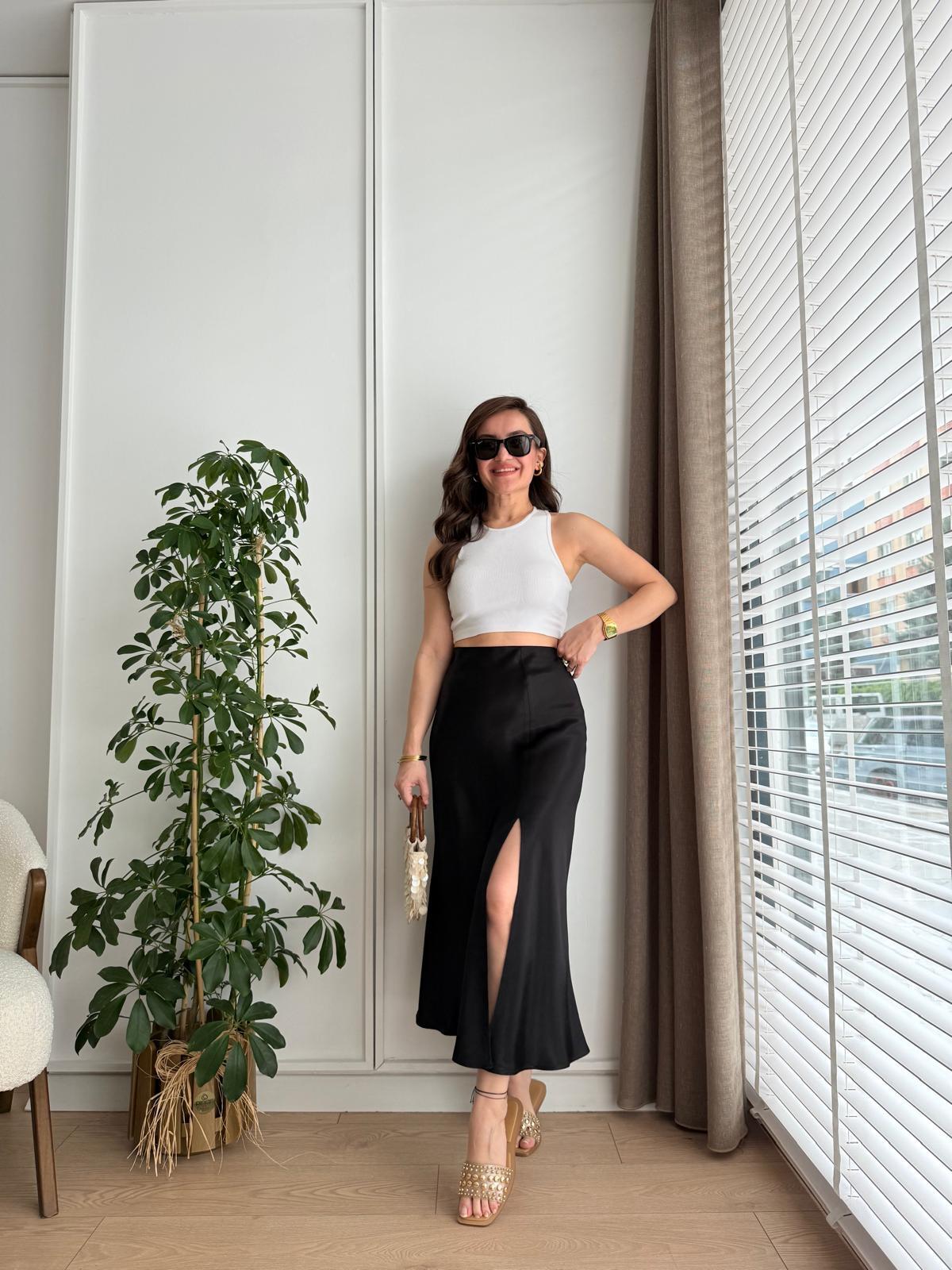 Siyah Yırtmaçlı Saten Etek 7223