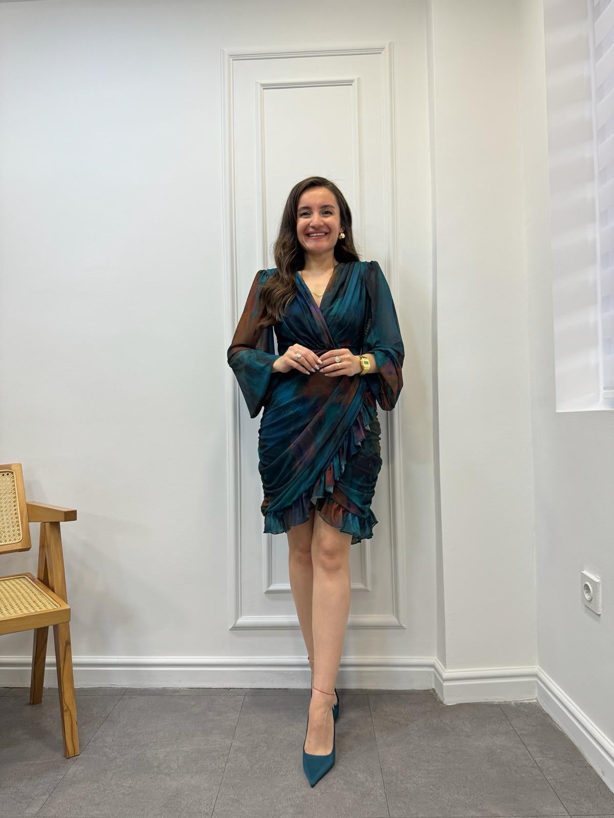 Turkuaz Renkli Desenli Arka Drapeli Eteği Fırfırlı Elbise 3077