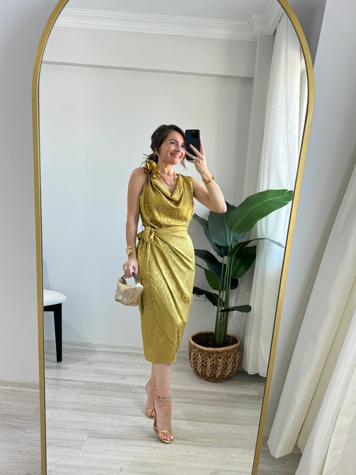 Yağyeşili Gül Broşlu Yan Bağlamalı Saten Elbise 2302