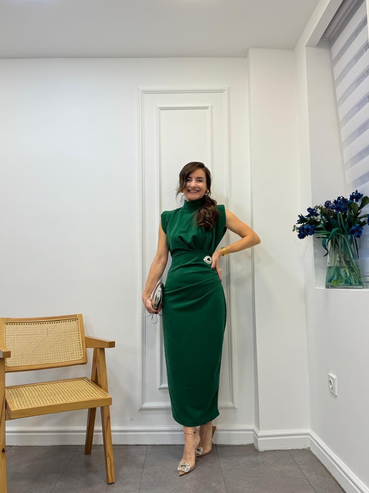 Yeşil Vatkalı Bronşlu Simli Elbise 4459