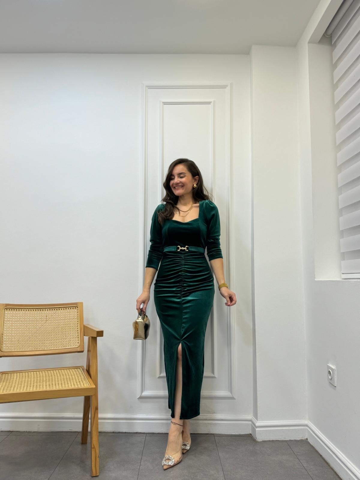 Zümrütyeşili Kalp Yaka Drapeli Yırtmaç Detaylı Kadife Elbise 3646