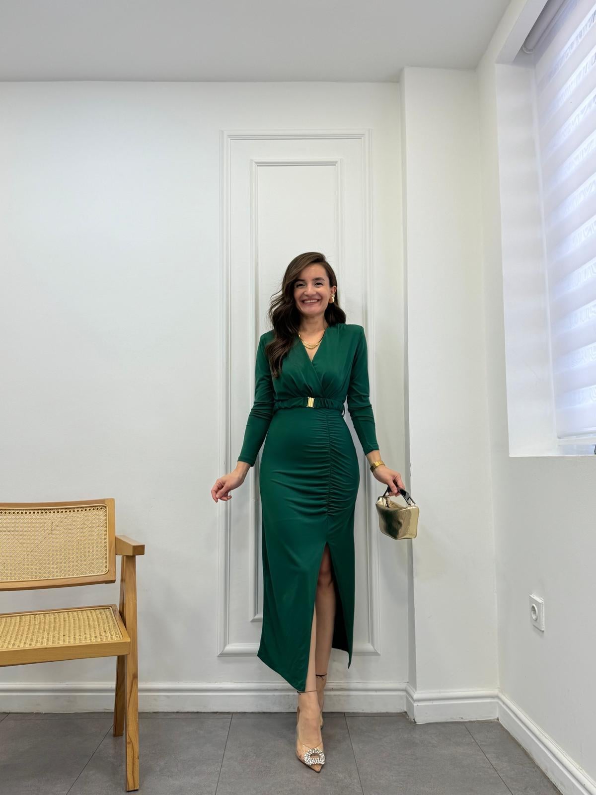 Zümrütyeşili Omuz Vatkalı Ön Drapeli Yırtmaçlı Elbise 3361