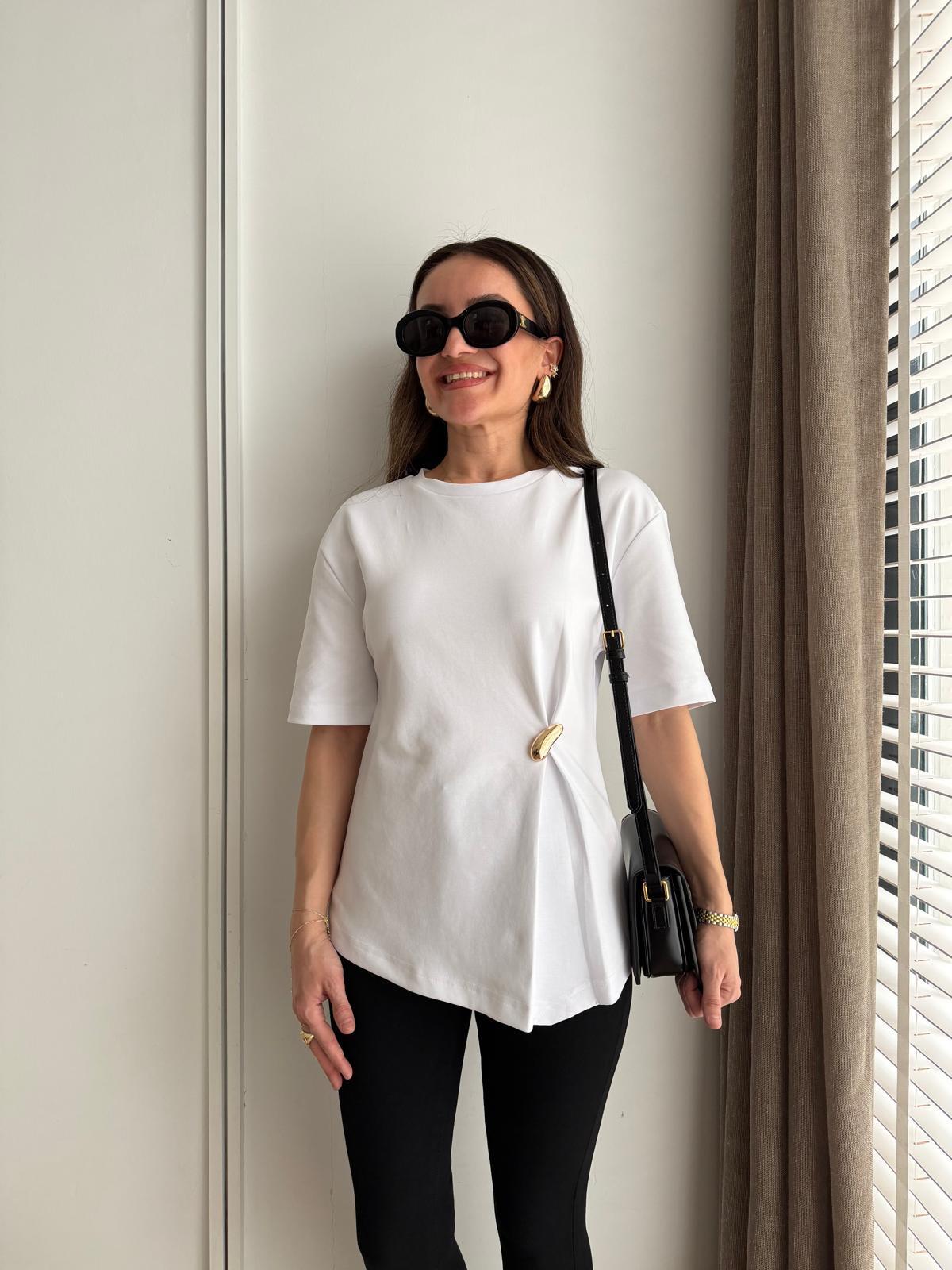 Beyaz Bisiklet Yaka Gold Tokalı Tshirt 32445