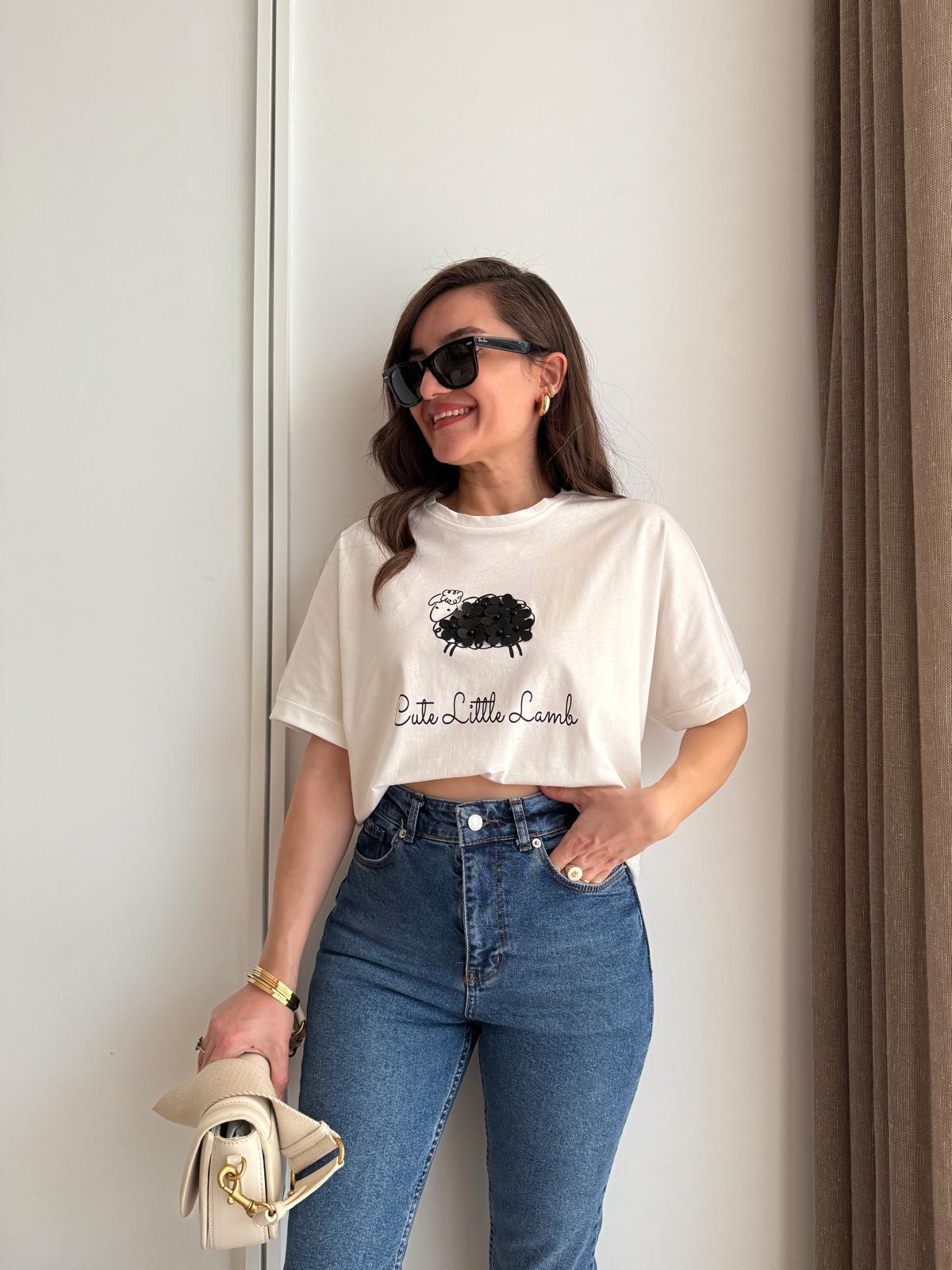 Beyaz Bisiklet Yaka Kuzu Figürlü Tshirt 29524