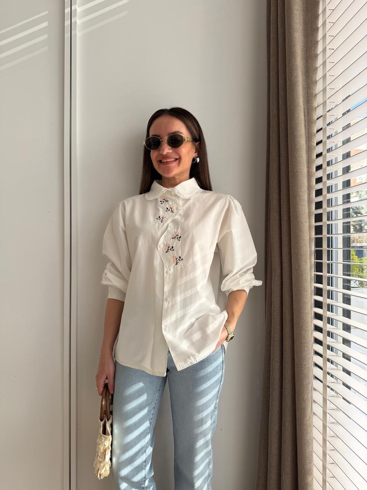 Beyaz Çiçek İşlemeli Poplin Gömlek 265118