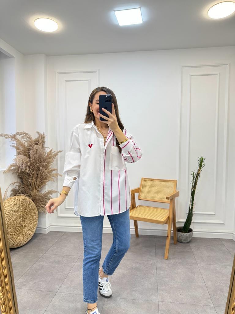 Beyaz Pembe Çizgili Kalp İşlemeli Tasarım Gömlek 28546