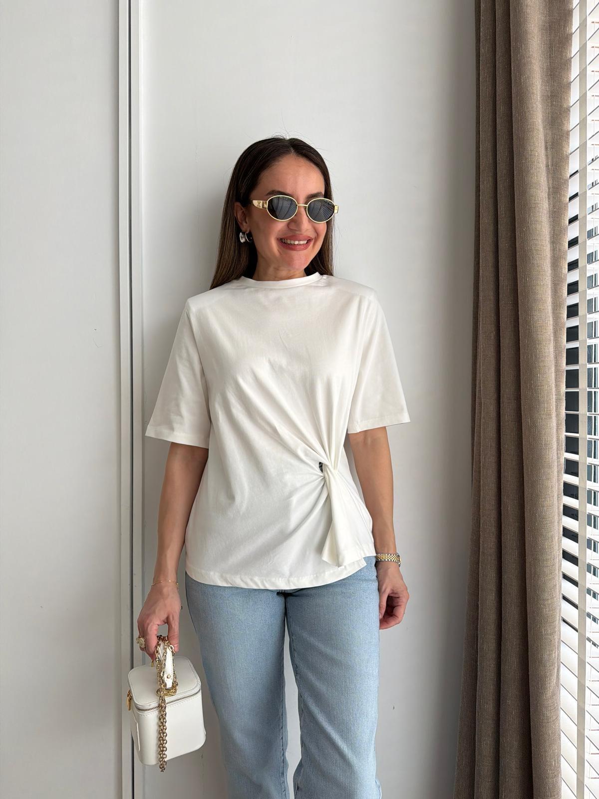 Beyaz Vatkalı Düğüm Detaylı Tshirt 1067
