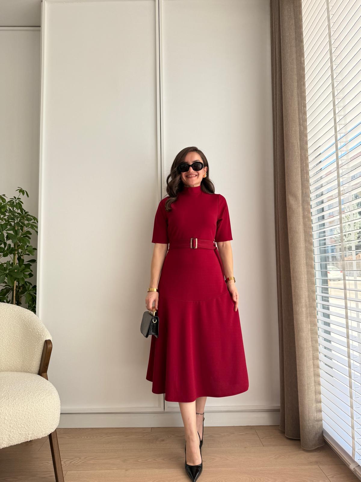 Bordo Dik Yaka Dikiş Detaylı Kuşaklı Midi Boy Elbise 3677