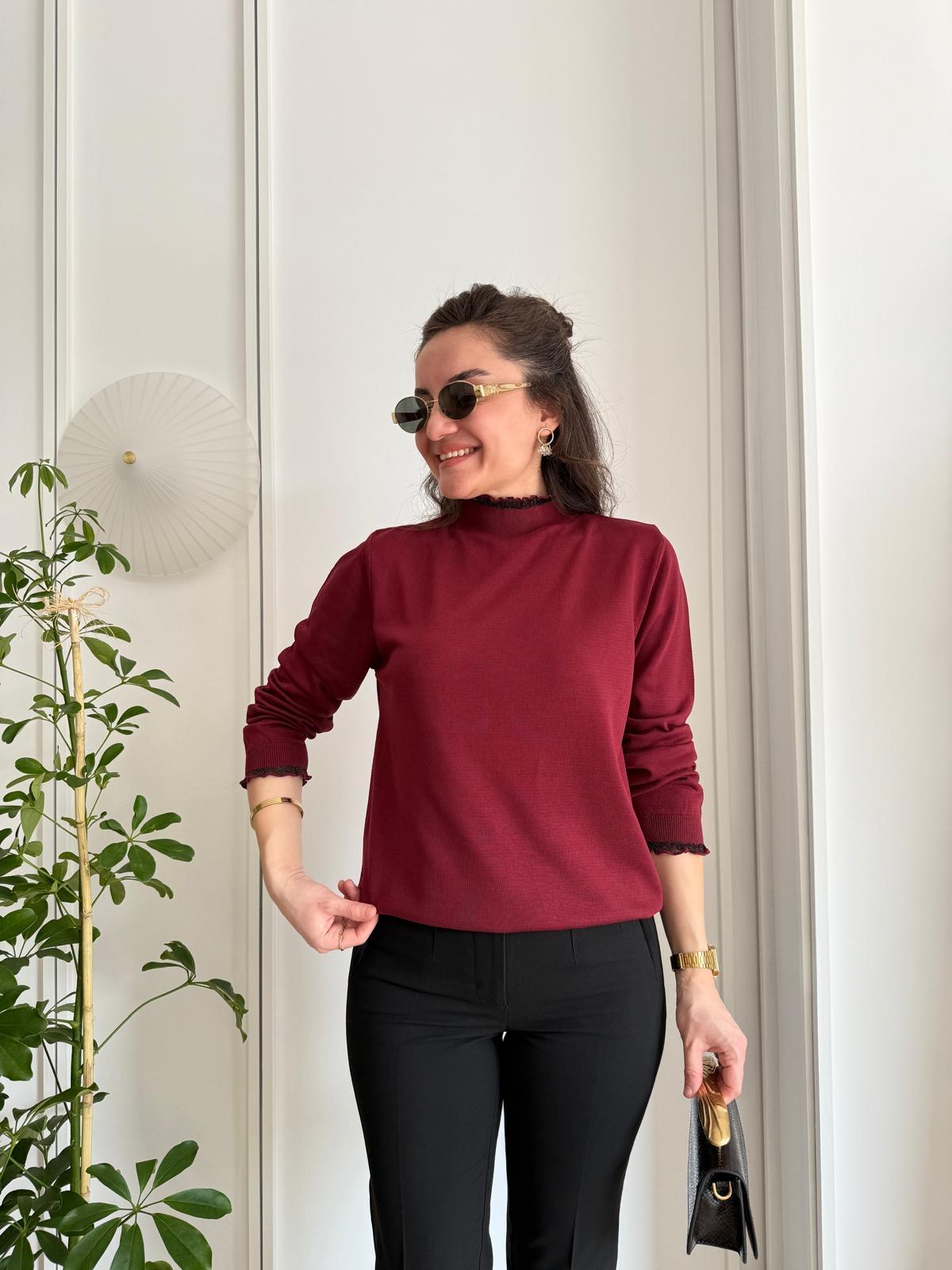 Bordo Dik Yaka Fırfır Detaylı Bluz 203