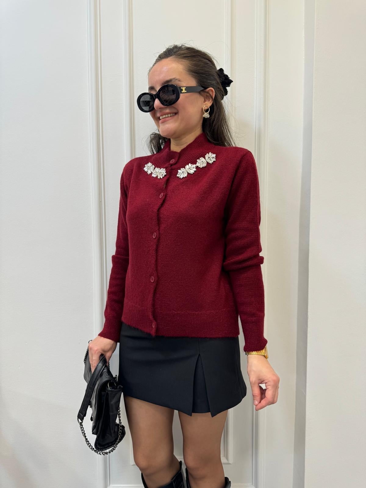 Bordo Düğmeli Yaka Taşlı Triko Hırka 24745