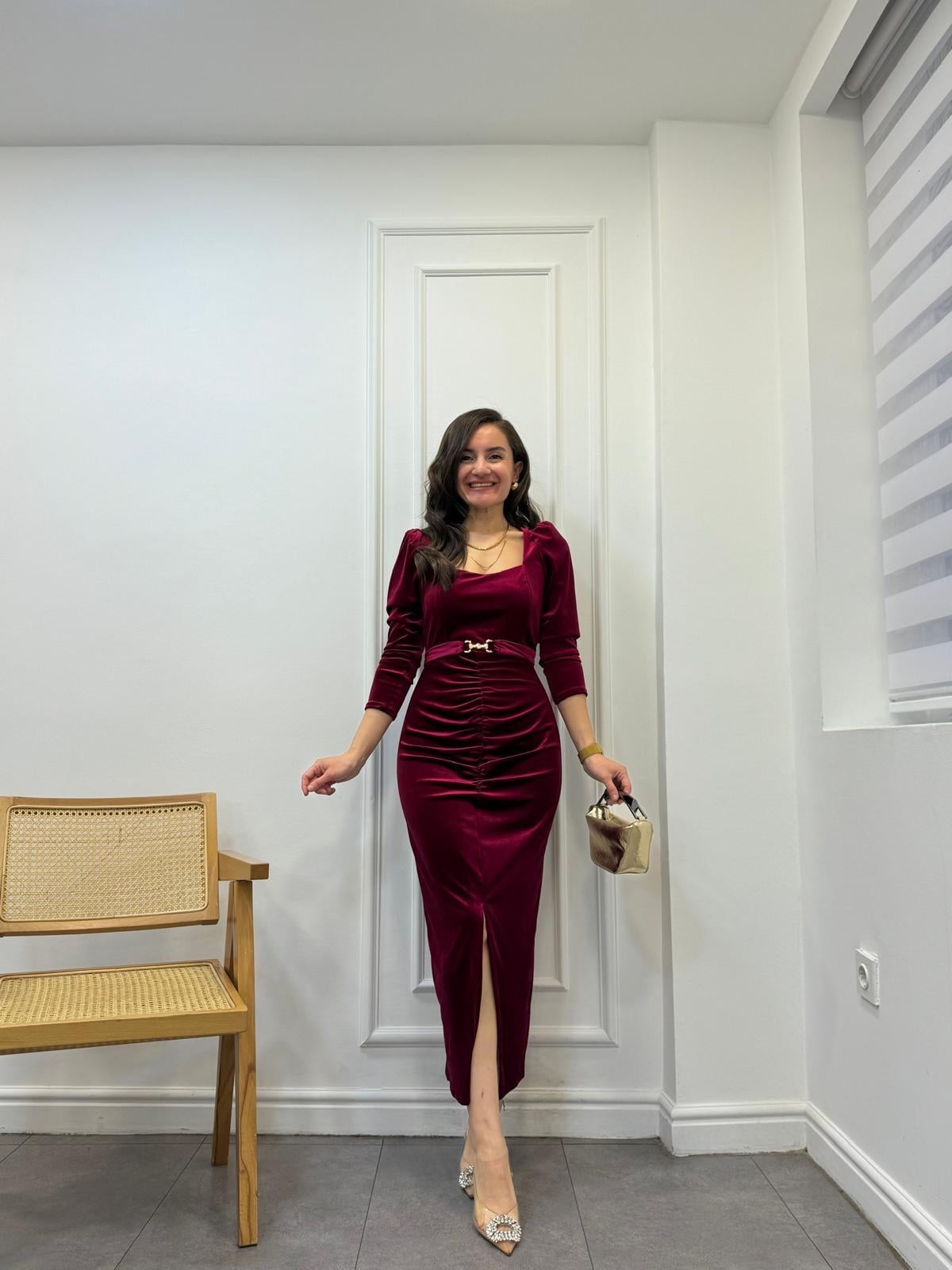 Bordo Kalp Yaka Drapeli Yırtmaç Detaylı Kadife Elbise 3646