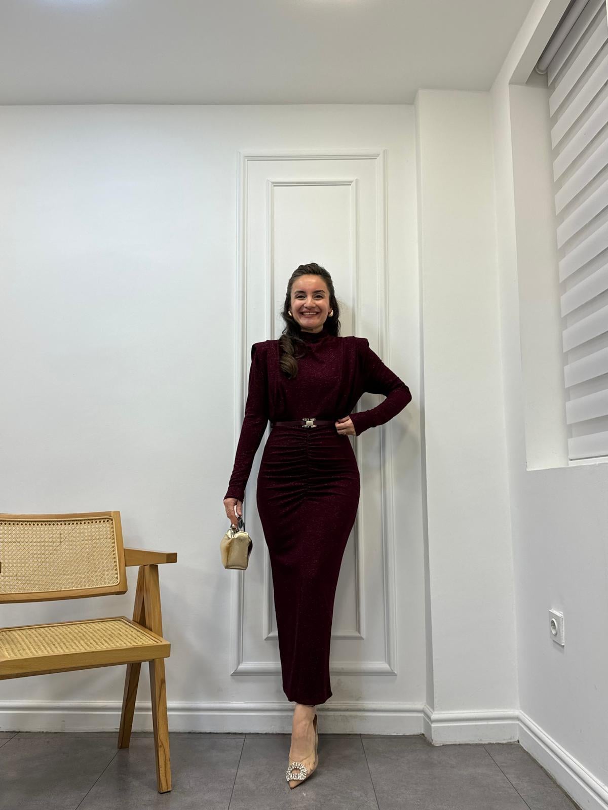 Bordo Ön Drapeli Dik Yaka Kemerli Simli Elbise 3625