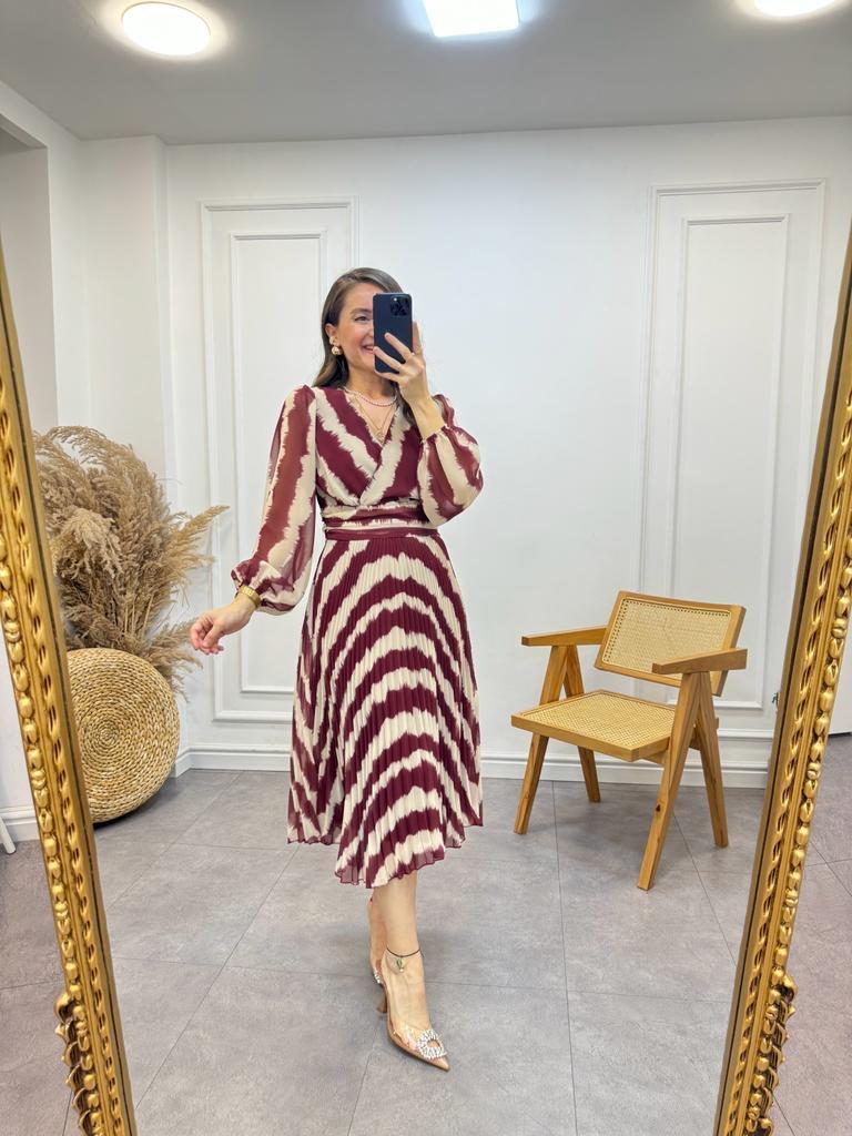 Bordo Taş Dalga Desenli Piliseli Kruvaze Yaka Şifon Elbise 2159