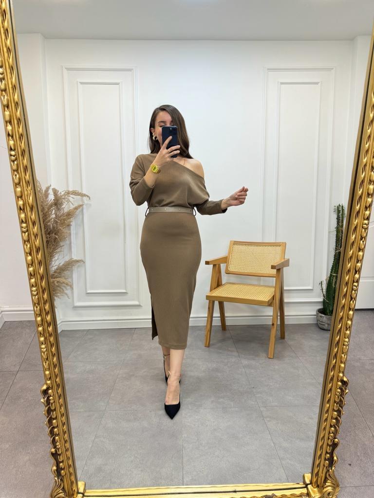 Camel Omuz Dekolteli Kemerli Yırtmaçlı Kaşkorse Elbise 4043