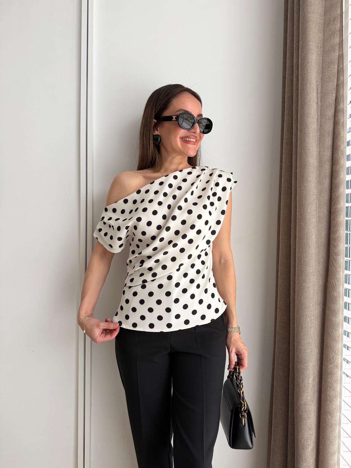 Ekru Asimetrik Düşük Omuz Puantiyeli Bluz 71779