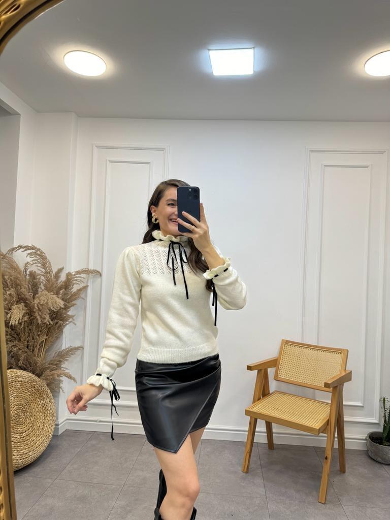 Ekru Boğaz Ve Kol Kurdele Detaylı Triko Bluz 3195