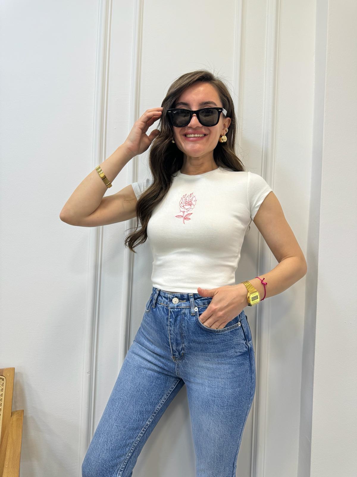 Ekru Önü Figür Baskılı Crop Tişört 4859