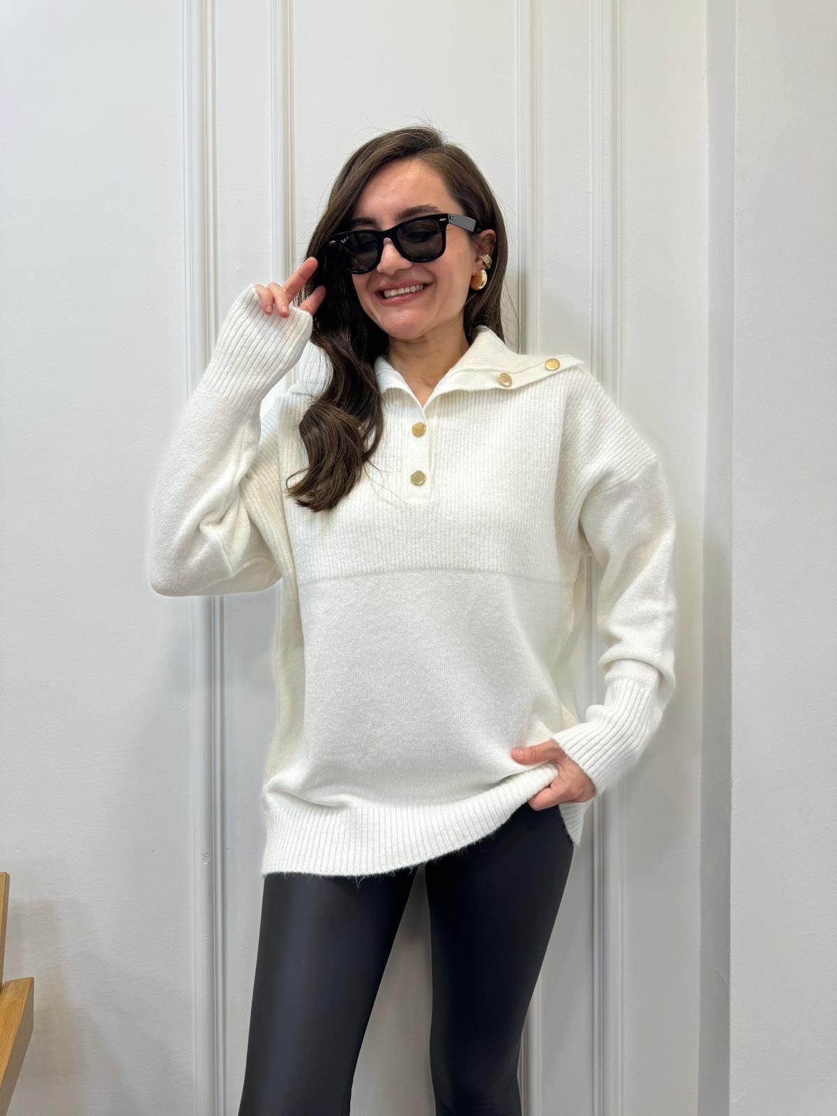 Ekru Polo Yaka Gold Düğme Detaylı Triko Kazak 22733