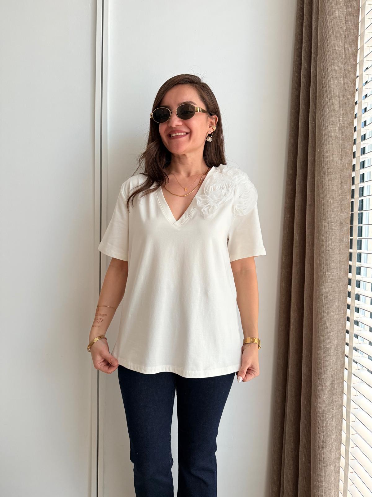 Ekru V Yaka Gül Detaylı Tshirt 25063