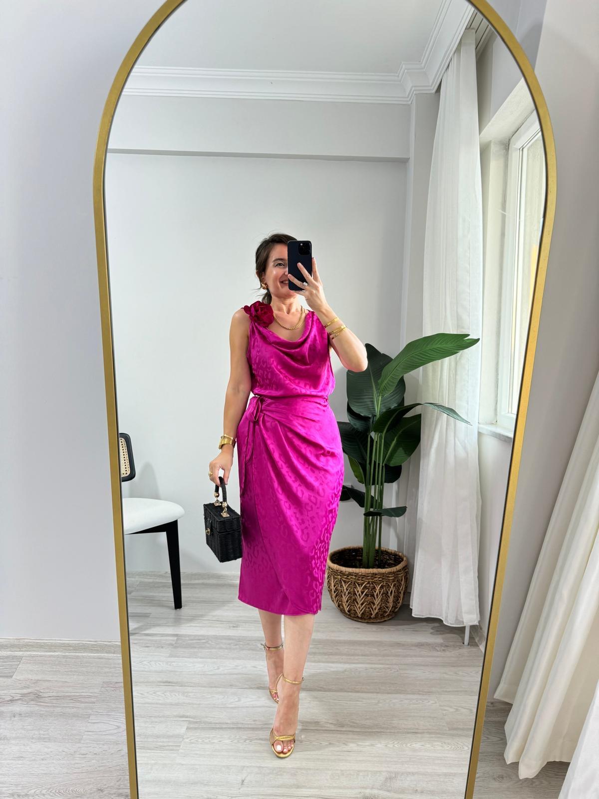 Fuşya Gül Broşlu Yan Bağlamalı Saten Elbise 2302